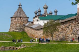 Крепостная башня и храмы монастыря, фото к туру Легенды Севера: Кижи, Валаам, Соловки из Петрозаводска