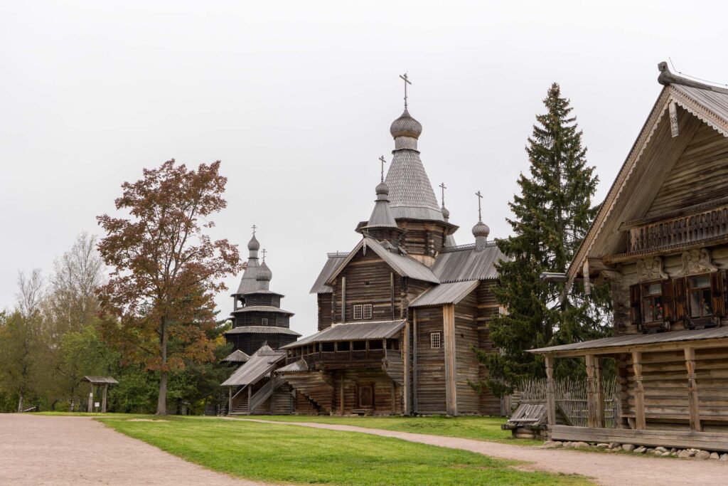 Храмы и избы в Витославлицах