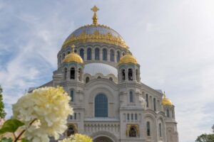 Купол Морского собора в Кронштадте с цветами на переднем плане