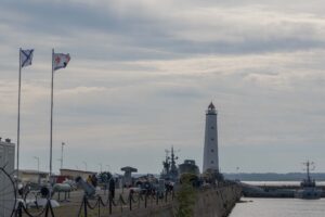 Маяк и корабли Кронштадта у морской гавани