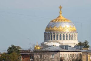 Морской собор над Кронштадтом в ясную погоду