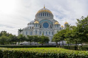 Морской собор в Кронштадте за зеленью и аккуратным сквером