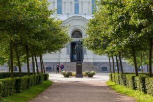 Памятник Адмиралу Федору Ушакову у Морского собора в Кронштадте