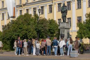 Памятник Пахтусову в Кронштадте во время городской экскурсии