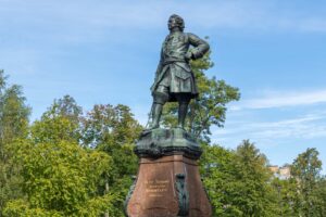 Памятник Петру Первому в Кронштадте в Петровском парке