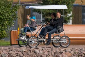Семейный веломобиль в парке Остров фортов в Кронштадте