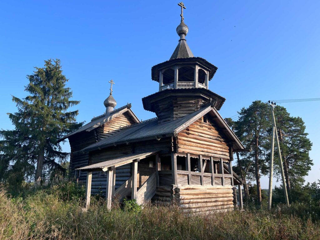 Старинная часовня в деревне Маньга